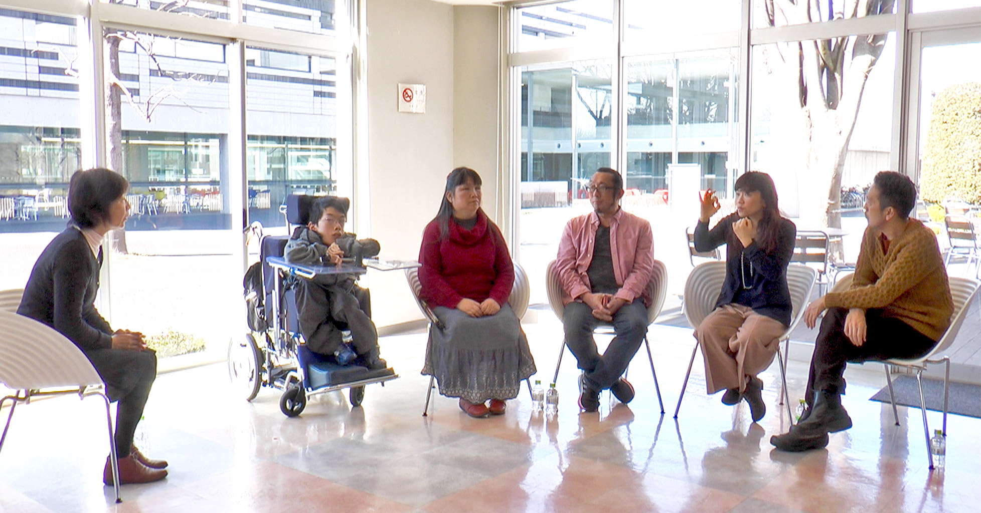 石田監督と出演者たちが横に並ぶ話し合う様子